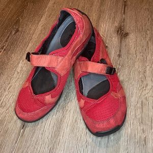Ahnu size 10 red Mary Janes GUC
